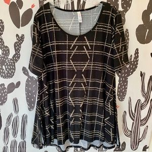 LuLaRoe Black & Cream Pattern Perfect Tee L